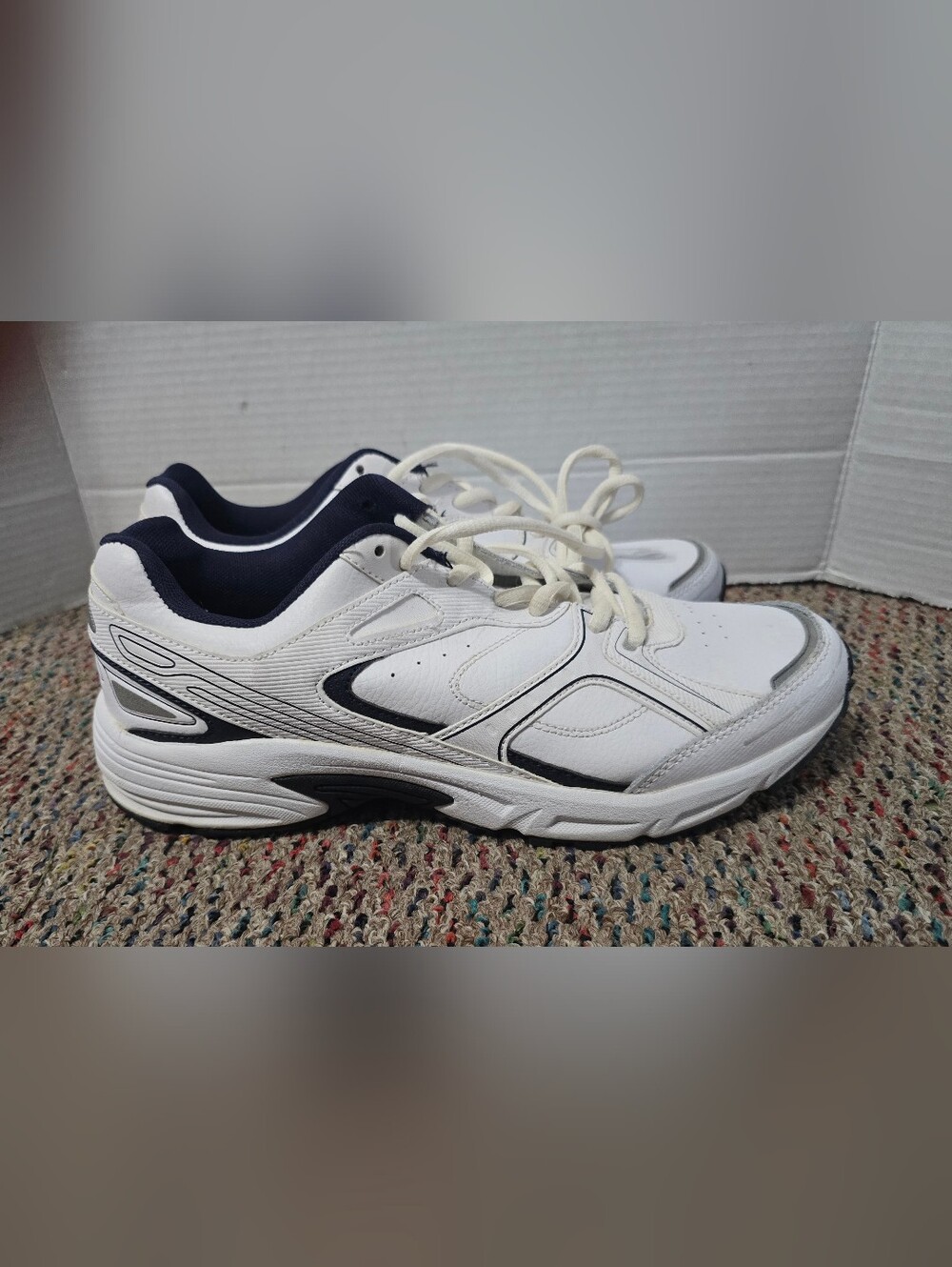 Kirkland Signature Men's 10.5 Lace Up Sneakers White Navy Blue NWOT #725821 2013